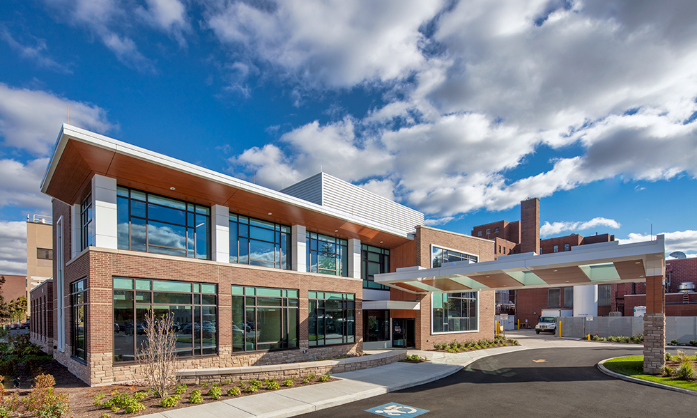 <p>A covered drive-up entrance receives patients and dedicated on-site parking offers privacy and convenience during their visit.</p>
