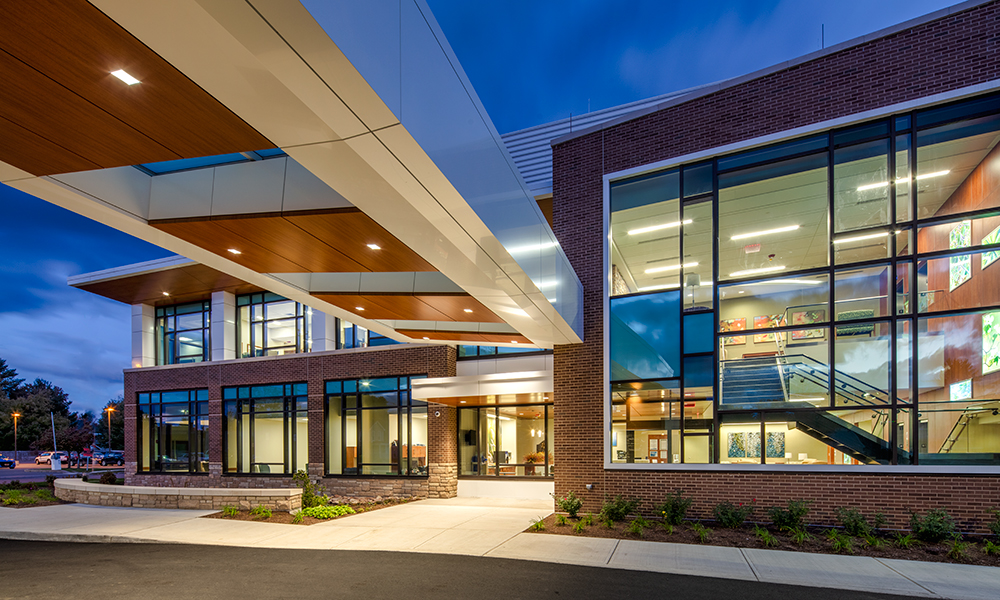<p>The facility’s Mondrian exterior glazing pattern affords abundant natural light; easy and convenient accessibility to staff and support services; and a calm, healing environment.</p>

