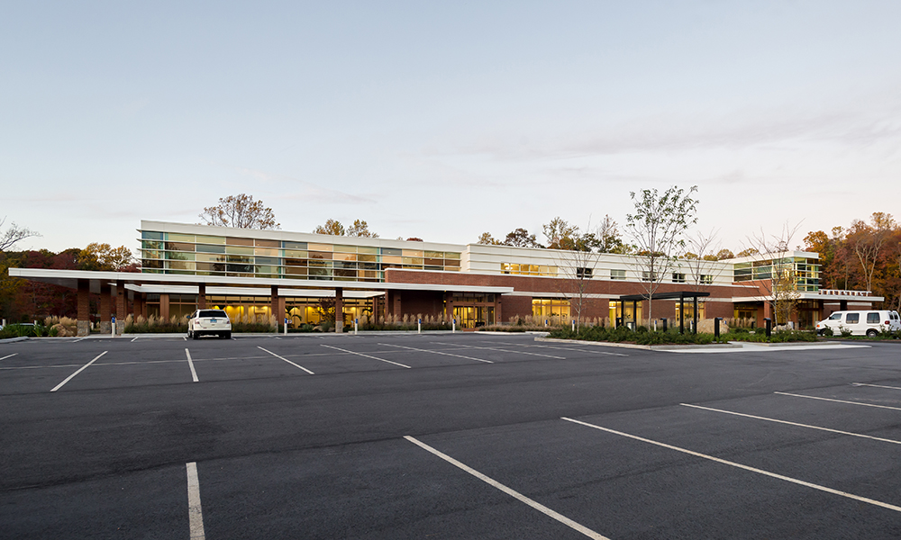 <p>The bulk of the building footprint is based on repeating 32’ structural bays that help control cost and provide planning flexibility; a simple 10 degree shift, to address site geometry, adds visual interest at public areas.</p>
