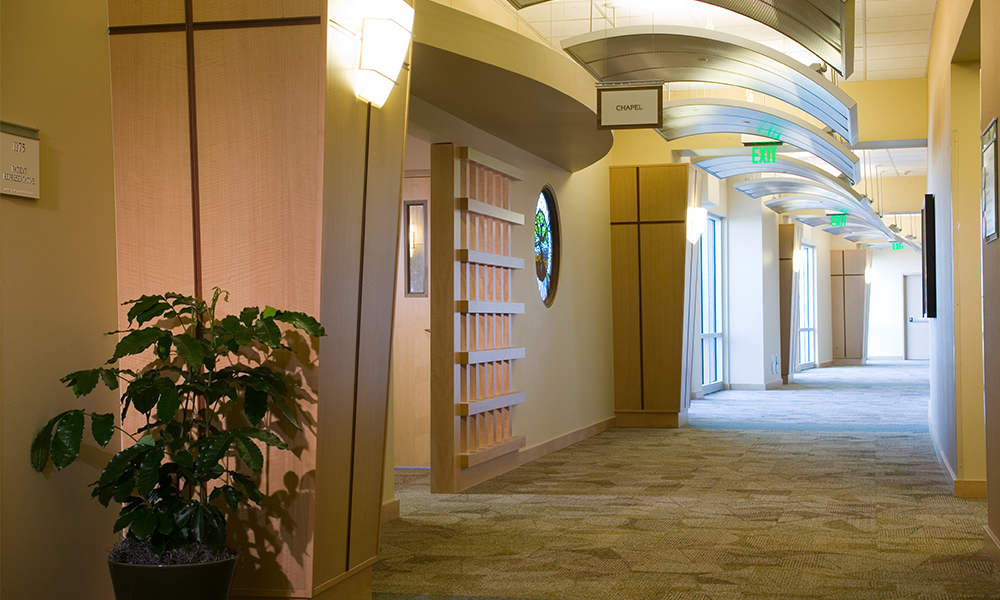 <p>Functional, comfortable design evokes the feel of a retreat or resort rather than a primary care hospital.</p>
