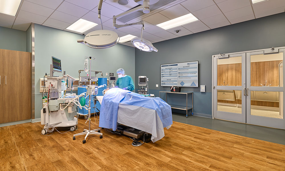 <p>Simulation suites include large operating rooms.</p>
